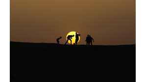 Palestiinalaiset pojat pelasivat jalkapalloa auringonlaskun aikaan Khan Younisin pakolaisleirillä Gazan kaistalla 20. huhtikuuta.