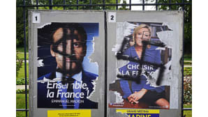 Macronin ja Le Penin töhrityt vaalimainokset.