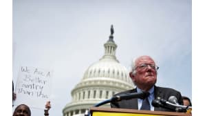 Bernie Sanders puhuu kongressin edessä.