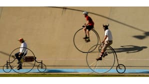 Pyöräilijöitä velodromilla.