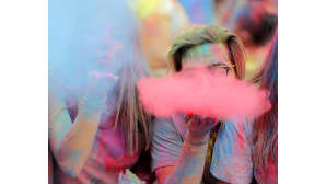 Kevään tuloa juhlittiin Holi-festivaaleilla Espanjan Burgosissa 27. toukokuuta, jota ihmiset juhlivat heittävät värillistä jauhetta toistensa päälle.