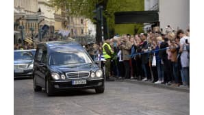 Hautajaissaattue ohittaa Svenska Teaternin presidentti Mauno Koiviston valtiollisissa hautajaisissa Helsingissä.