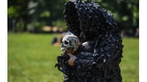Osallistuja oli pukeutunut goottiasuun "Wave-Gotik-Treffen" -tapahtumassa Leipzigissä, Saksassa 2. kesäkuuta.