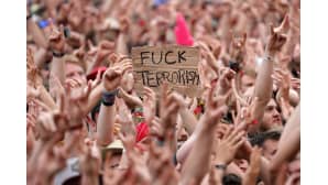 Fuck terrorism -kyltti väkijoukossa.