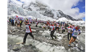 Juoksijoita Mount Everestillä.