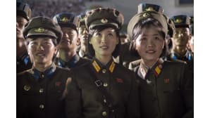 Korean demokraattisen kansantasavallan armeijan sotilaat seurasivat 4. heinäkuuta koelaukaistun mannertenvälisen Hwasong-14-ohjuksen kunniaksi järjestettyä ilotulituslähetystä kuvaruudulta 6. heinäkuuta Pyongyangissa.