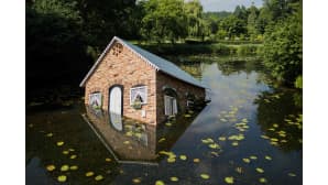 Kuvataiteilija Tea Mäkipään installaatioteos nimeltä 'Atlantis' esillä Bedburg-Haun alueella sijaitsevassa Museum Schloss Moylandissa 6. heinäkuuta 2017.