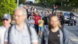 Imatranajot 2017, yleisöä Imatrankosken sillalla.