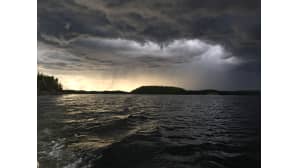Upeissa värisävyissä hohtava Saimaan järvimaisema.