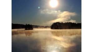 Aamu-usvaa järvellä auringon noustessa.