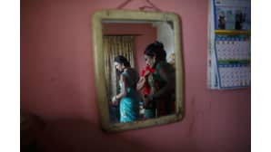 Nepalilaiset transihmiset valmistautuivat Pride-kulkueeseen Katmandussa 8. elokuuta.