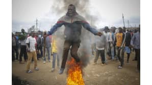Oppositioehdokkaan Raila Odingan kannattaja hyppäsi palavan renkaan yli mielenosoituksessa Kiberan slummissa 9. elokuuta.