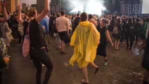 Yleisö tanssi Flow-festivaalilla.
