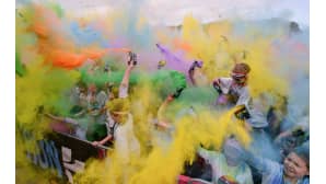 Juoksijat osallistuvat vuotuiseen Color Run -tapahtumaan Centennial Parkissa Sydneyssä.