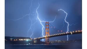 Suuri salama Golden Gate -sillan takana.
