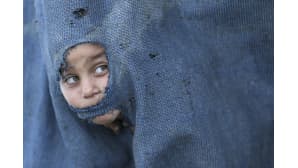 Palestiinalaispoika katseli telttansa raosta Khan Yonisin pakolaisleirillä Gazassa 21. syyskuuta.
