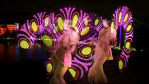 Belenos Group of Artsin Ikaros -valoshow säväytti kaiken ikäisiä katsojia.
