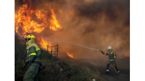 Palomiehet sammuttivat edelleen riehuvia metsäpaloja Galiciassa Espanjassa 13. lokakuuta. Galician alueella riehuu 14 metsäpaloa.