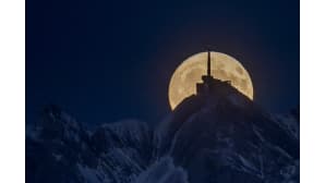 Kuu nousee Säntis-vuorenhuipun takaa Sveitsissä 3. marraskuuta.