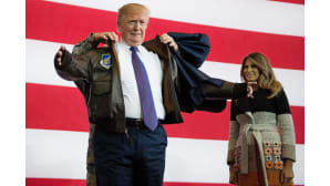 Donald Trump sai lahjaksi nahkatakin Yhdysvaltain Tyynenmeren ilmavoimilta Tokiossa 5. marraskuuta.