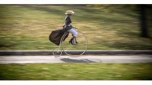 Historialliseen asuun pukeutunut nainen ajoi vuosittaisessa pyöräkisassa penny-farthing -polkupyörällä Prahassa, Tšekissä 4. marraskuuta.