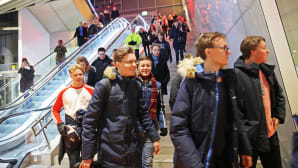 Ensimmäisen länsimetrovuoron matkustajat kiirehtivät laiturille Matinkylän asemalla.