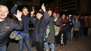Matkustajat tuulettivat jonottaessaan ensimmäisen länsimetrovuoron kyytiin.