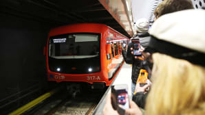 Metro saapuu asemalle.