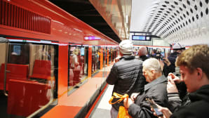 Metro saapuu asemalle.