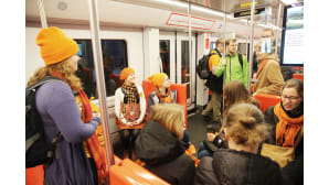 Metromatkustajia.