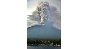 Agung-tulivuori jatkoi purkautumistaan Balilla 28. marraskuuta.