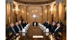 Senaatin sukujen edustajien tapaaminen istuntosalissa.