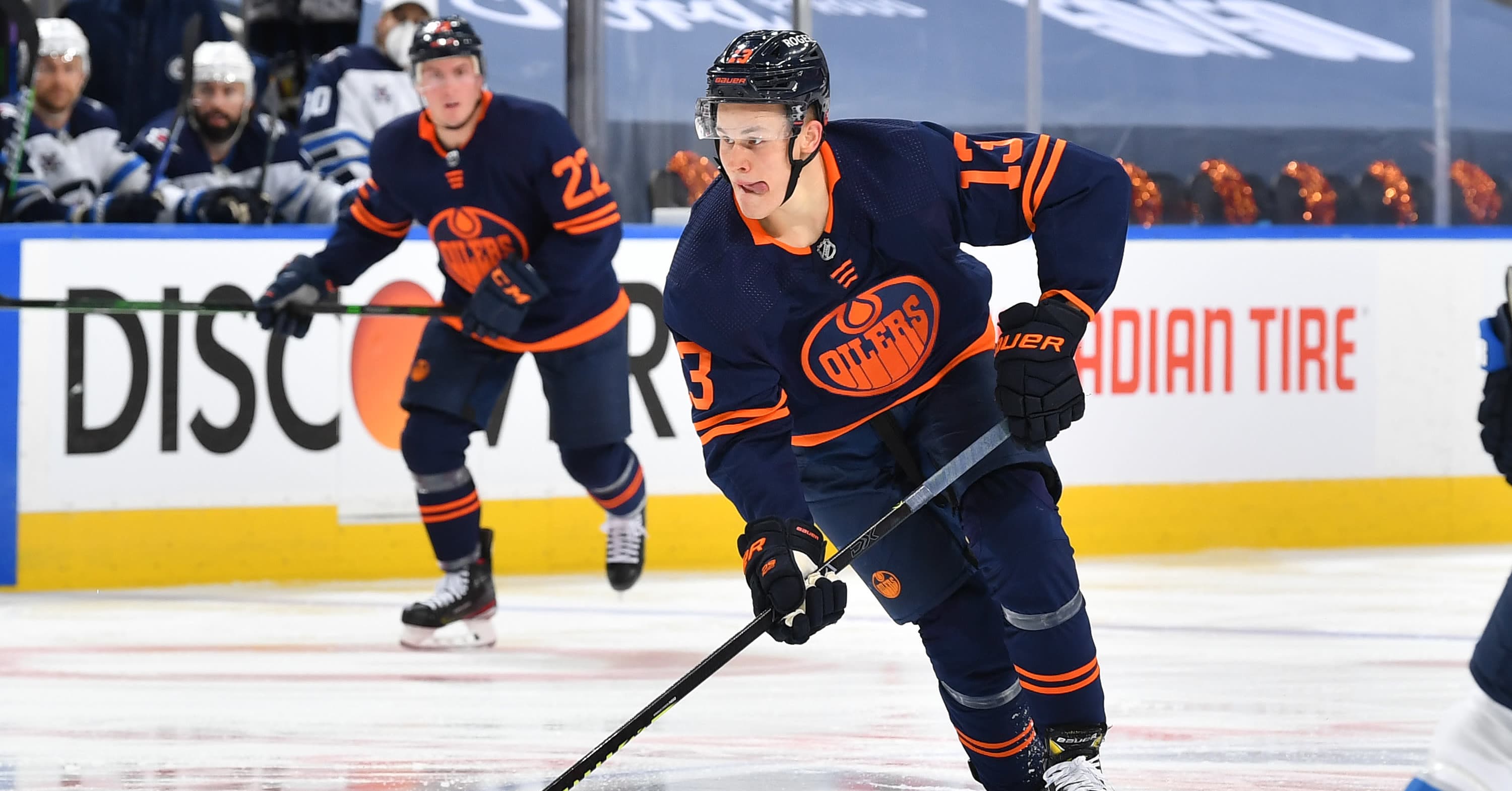 Oilers pelaajat huolestuivat kun Jesse Puljujärvi joutui jäämään yksin
