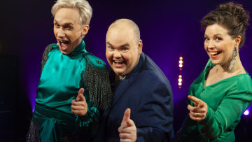 Christoffer Strandberg gästar premiäravsnittet av De Eurovisa. Johan Lindroos och Eva Frantz fungerar som programledare för den åttonde säsongen av programmet. Christoffer Strandberg, Johan Lindroos och Eva Frantz bedömer sju eurovisionsbidrag i det första avsnittet av De Eurovisa.