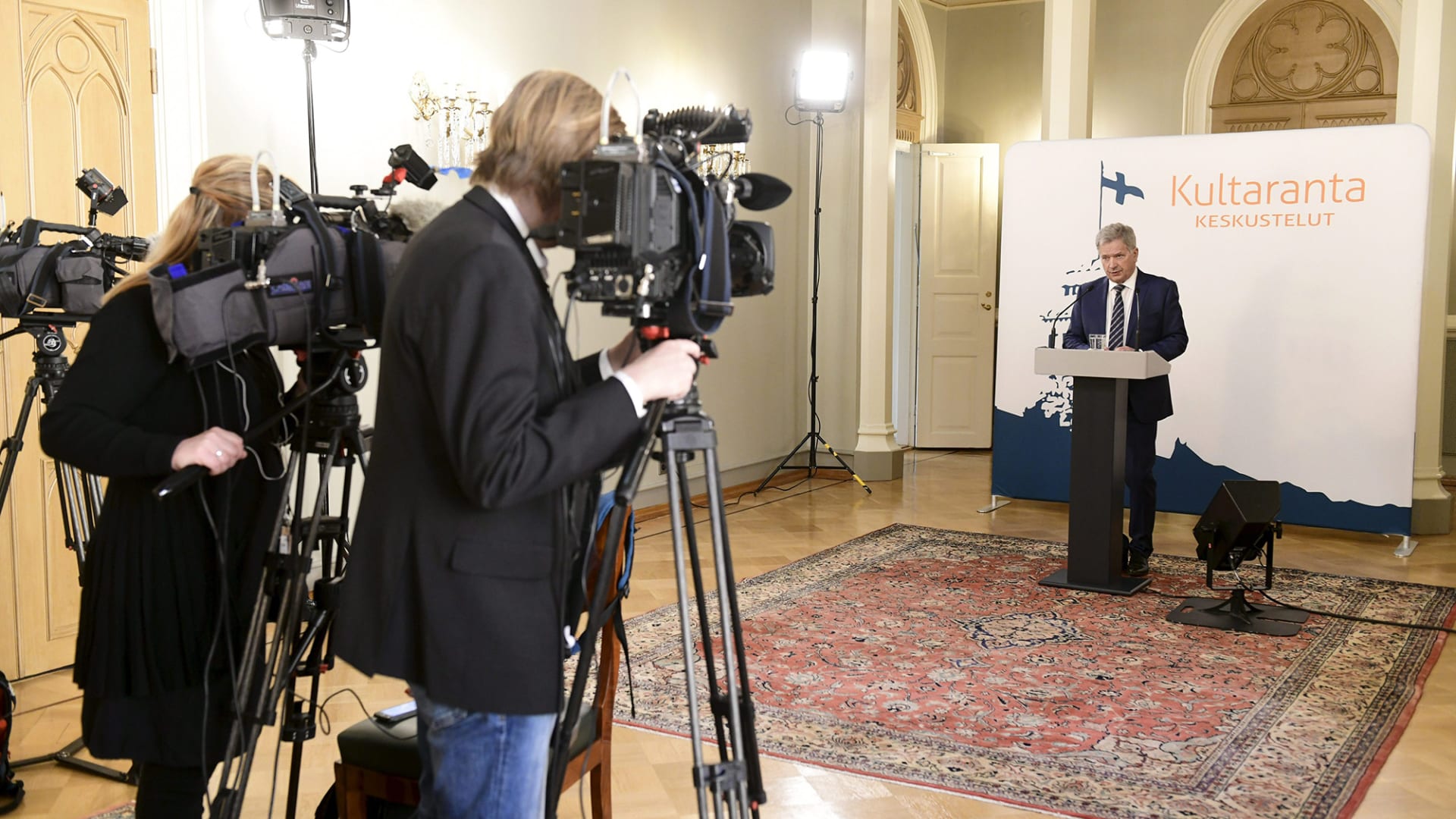 Presidentti Niinistö tapaa mediaa Kultaranta keskustelujen alla Yle