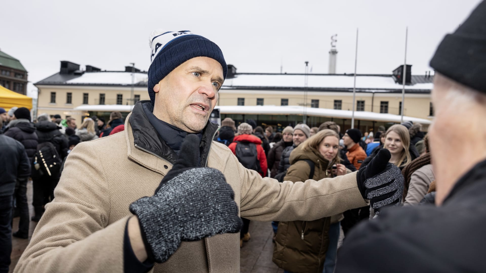 Presidenttiehdokas Mika Aaltola Kampanjoimassa Uutisvideot