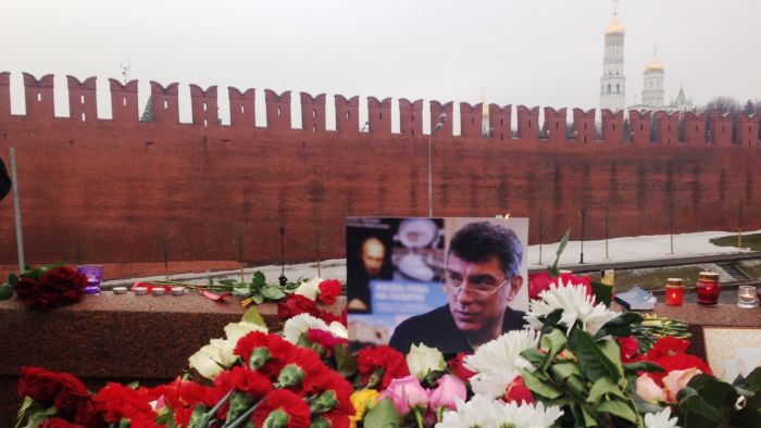 Boris Nemtsovin valokuva, kukkia ja kynttilöitä