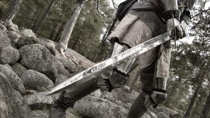 Keskiaikainen sotilas käyttää miekkaa.