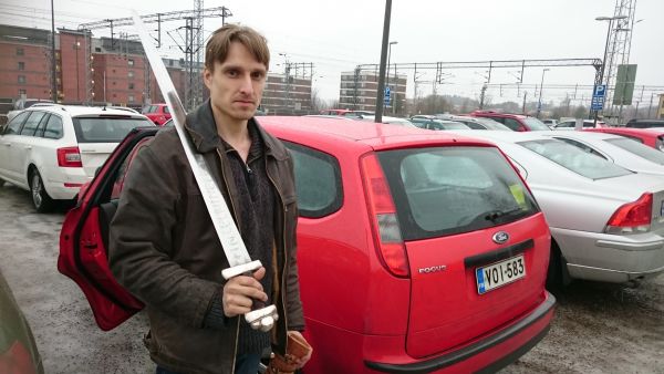 Miekoista väitellyt ja itse miekkoja takova Mikko Moilanen korostaa viimeistelyn merkitystä. Niin auto kuin rautatiekin ovat miekkojen perillisiä. Tutkija Mikko Moilanen ja itse taottu viikinkiaikainen miekka.