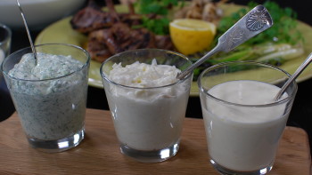 Hemgjord creme fraiche med tre smaksättningar