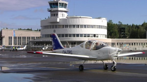 Hobbyflygare demonstrerar mot att Malms flygplats läggs ner.