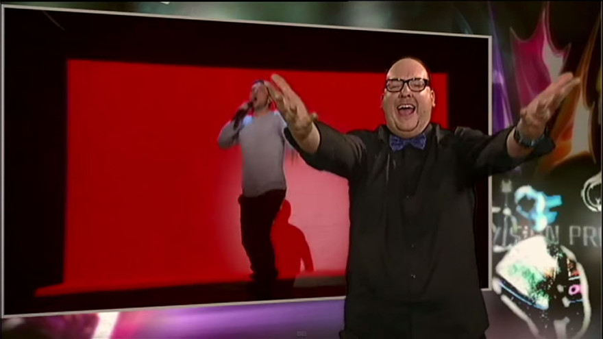 Teckentolkare framför Måns Zelmerlövs vinnarbidrag Heroes i Melodifestivalen.