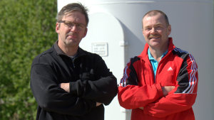 Johan Backlund och Dan Norrgård planerar för ett hundra meter högt vindkraftverk i Pensala.