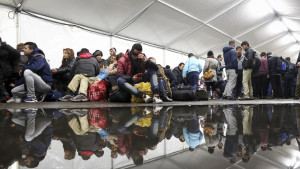 Asylsökande väntar i ett tält i Berlin för att få registrera sig. 