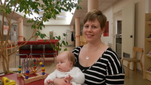 Mamman Anna-Sara Finell och lilla Edith från Jakobstad vid mödrarådgivningen i centrum