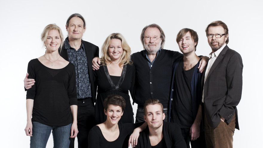 Andersson och Ulvaeus tillsammans med huvudrollsinnehavarna i Kristina från Duvemåla.