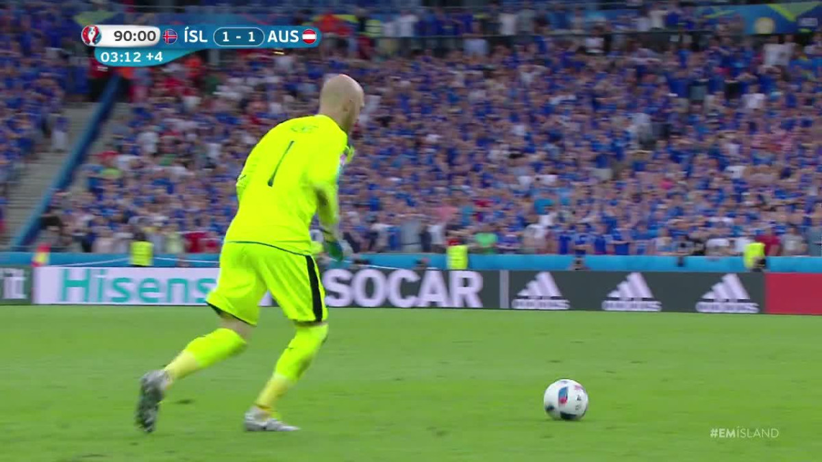 Jalkapallon EURO 2016: Näin islantilaisselostaja sekosi historiallisesta jatkopaikasta