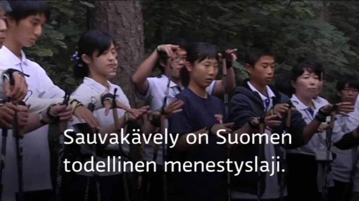 Uutisvideot: Ryhmä japanilaisia opiskeli sauvakävelyn saloja