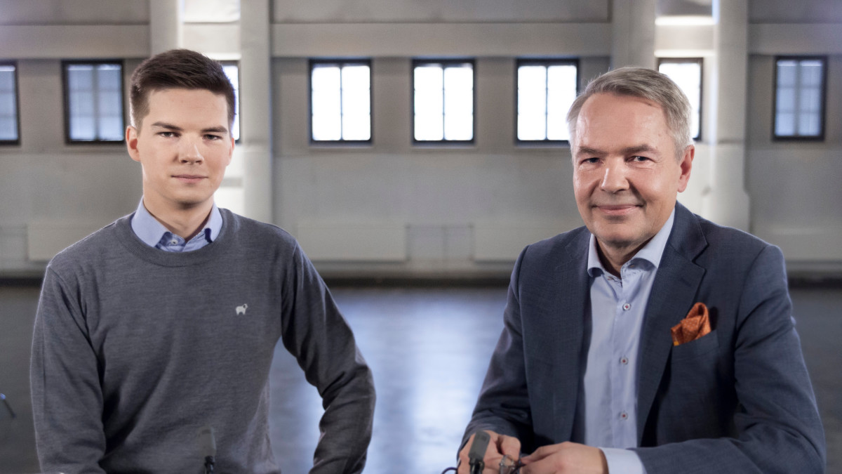 Kuvassa Yle Kioskin toimittaja Matti Riitakorpi ja presidenttiehdokas Pekka Haavisto.
