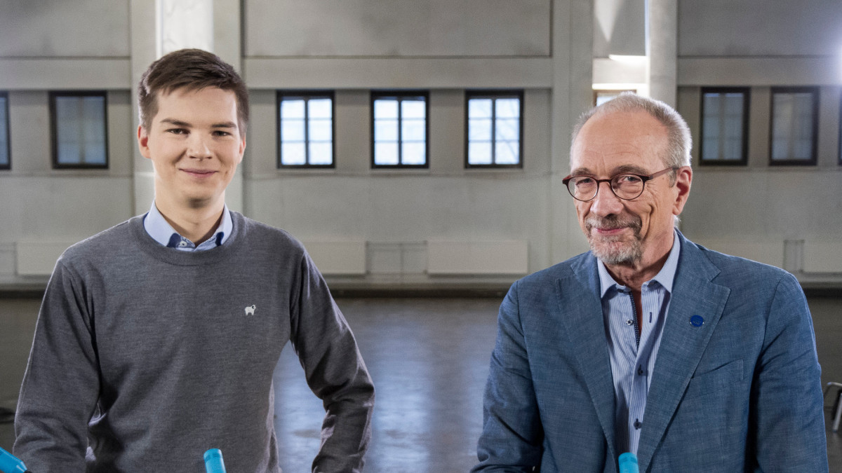 Kuvassa Yle Kioskin toimittaja Matti Riitakorpi ja presidenttiehdokas Nils Torvalds.